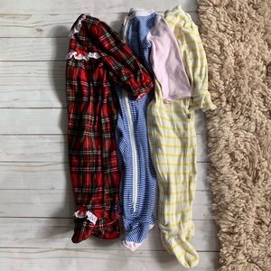 Set of baby footsie pajamas